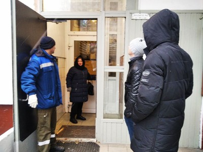 Депутат Г. Живитченко принял участие в комиссионном обследовании входных дверей в доме 8, корп.2 по ул. Академика Королева